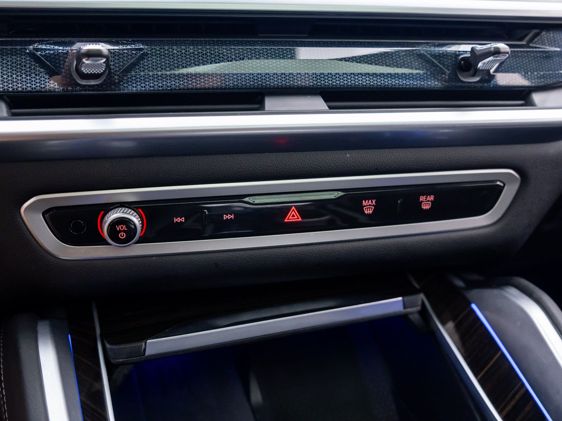 Used 2025 Black BMW xDrive40i image 30