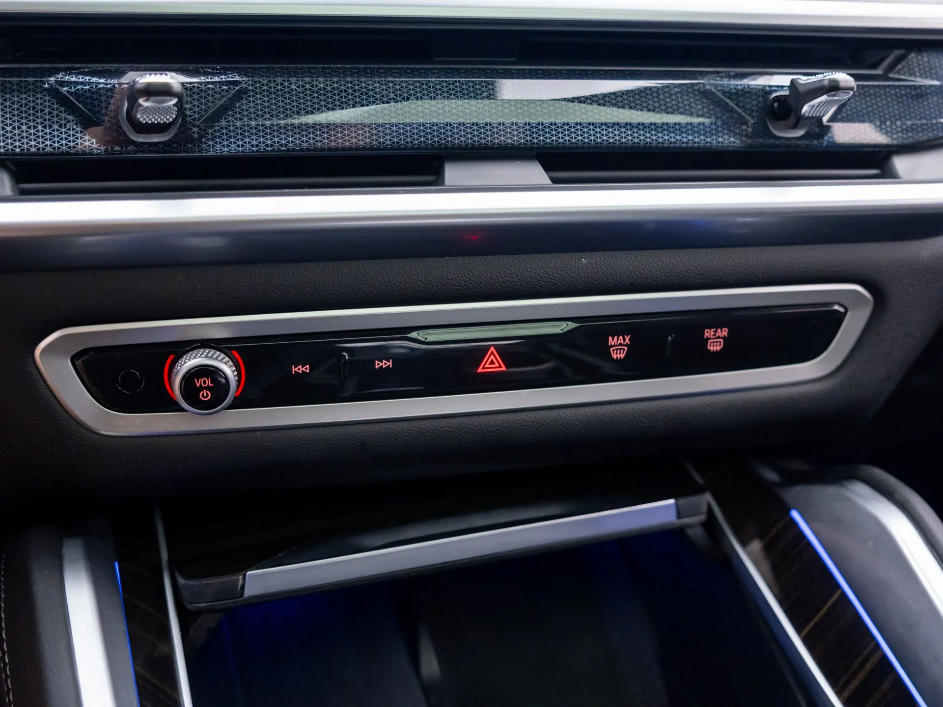 Used 2025 Black BMW xDrive40i image 30
