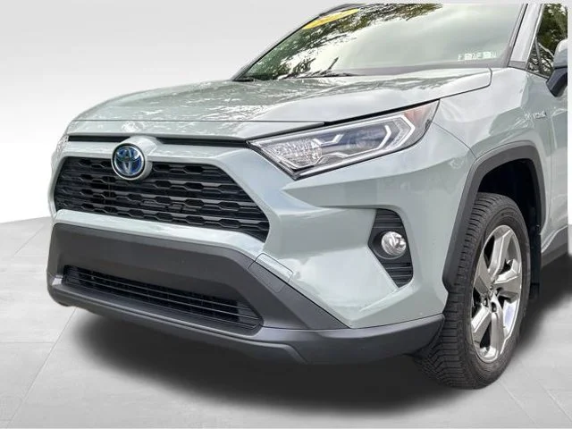 Used 2021  Toyota XLE Premium image 2