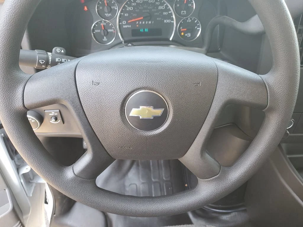 New 2025 Summit White Chevrolet 1WT image 19