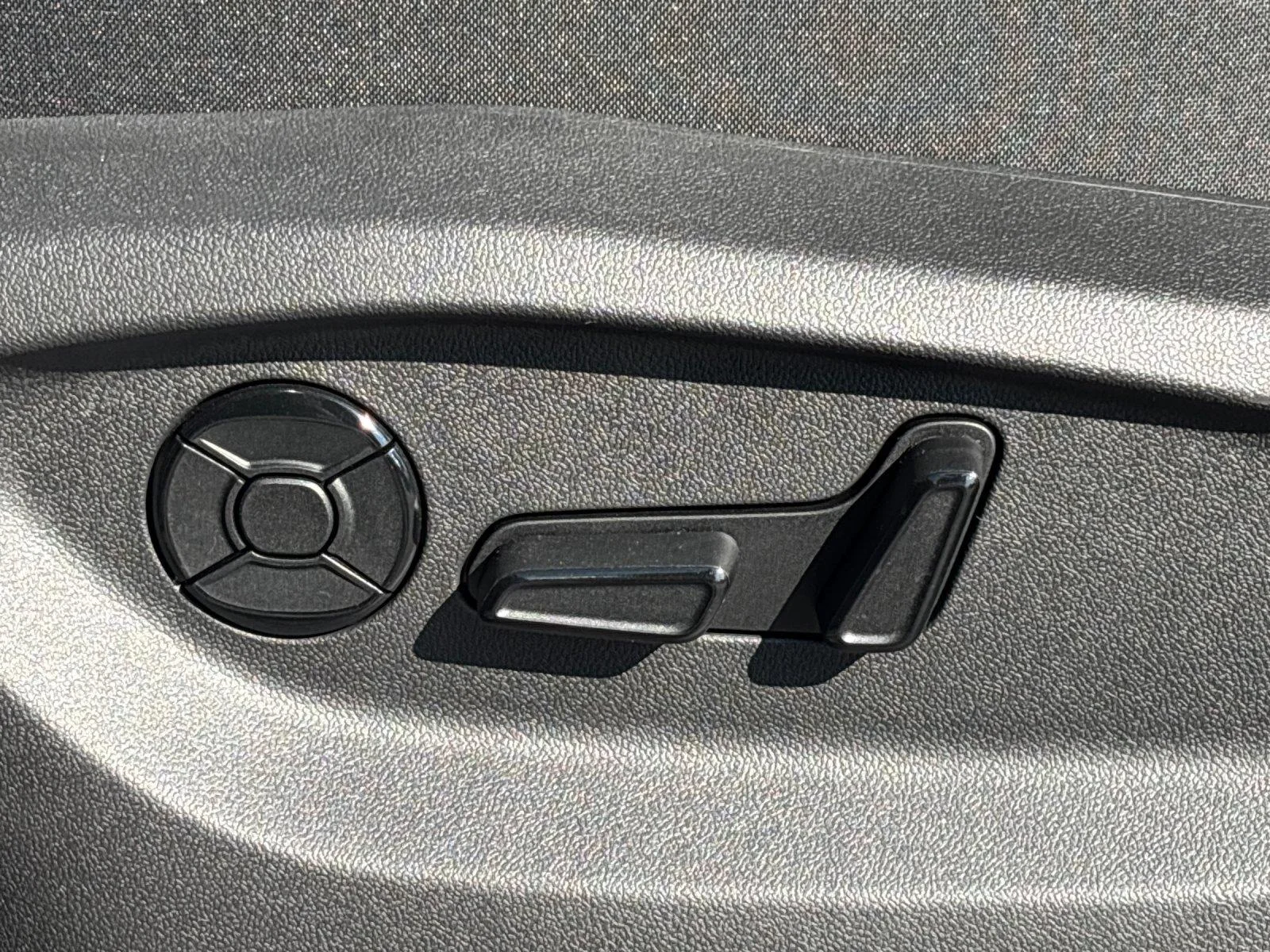 New 2026 Pure White Volkswagen SE image 16