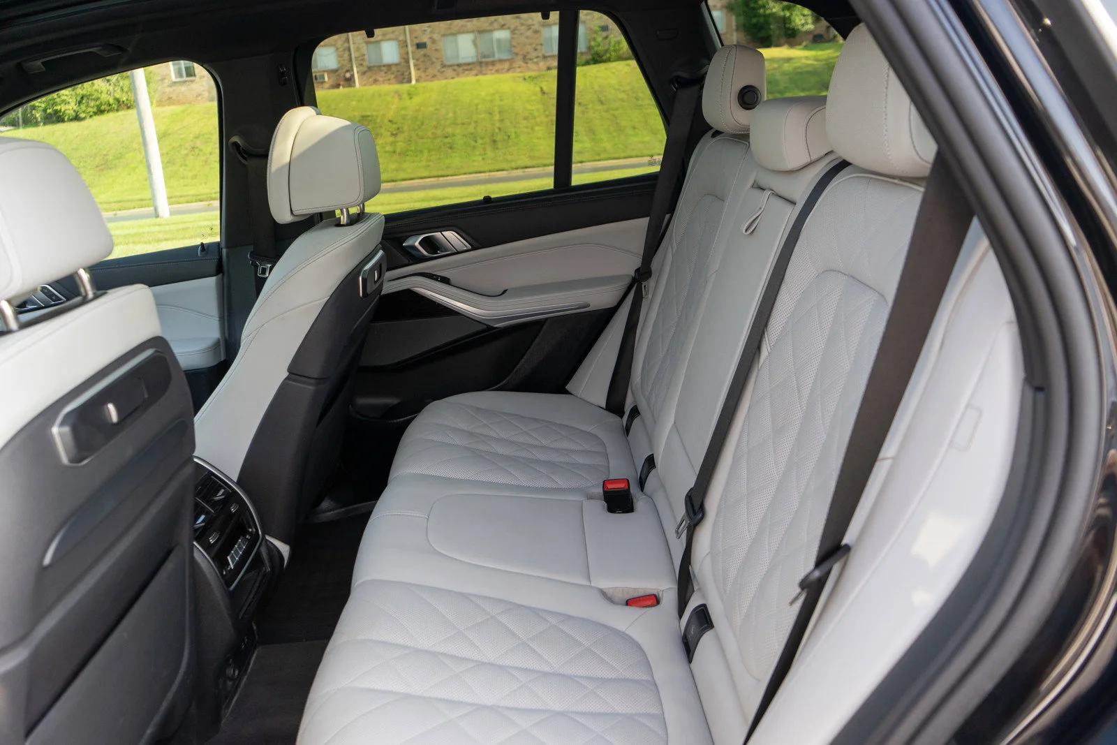 Used 2024  BMW xDrive40i image 33