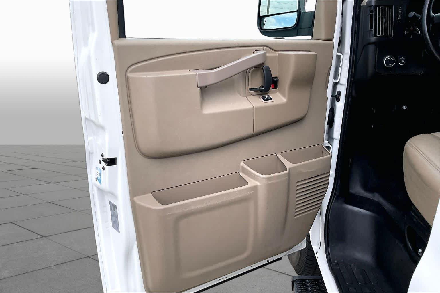 Used 2021 Summit White Chevrolet  image 17