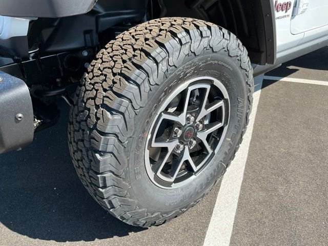 New 2026 Bright White Clear-Coat Exterior Paint Jeep Rubicon image 10