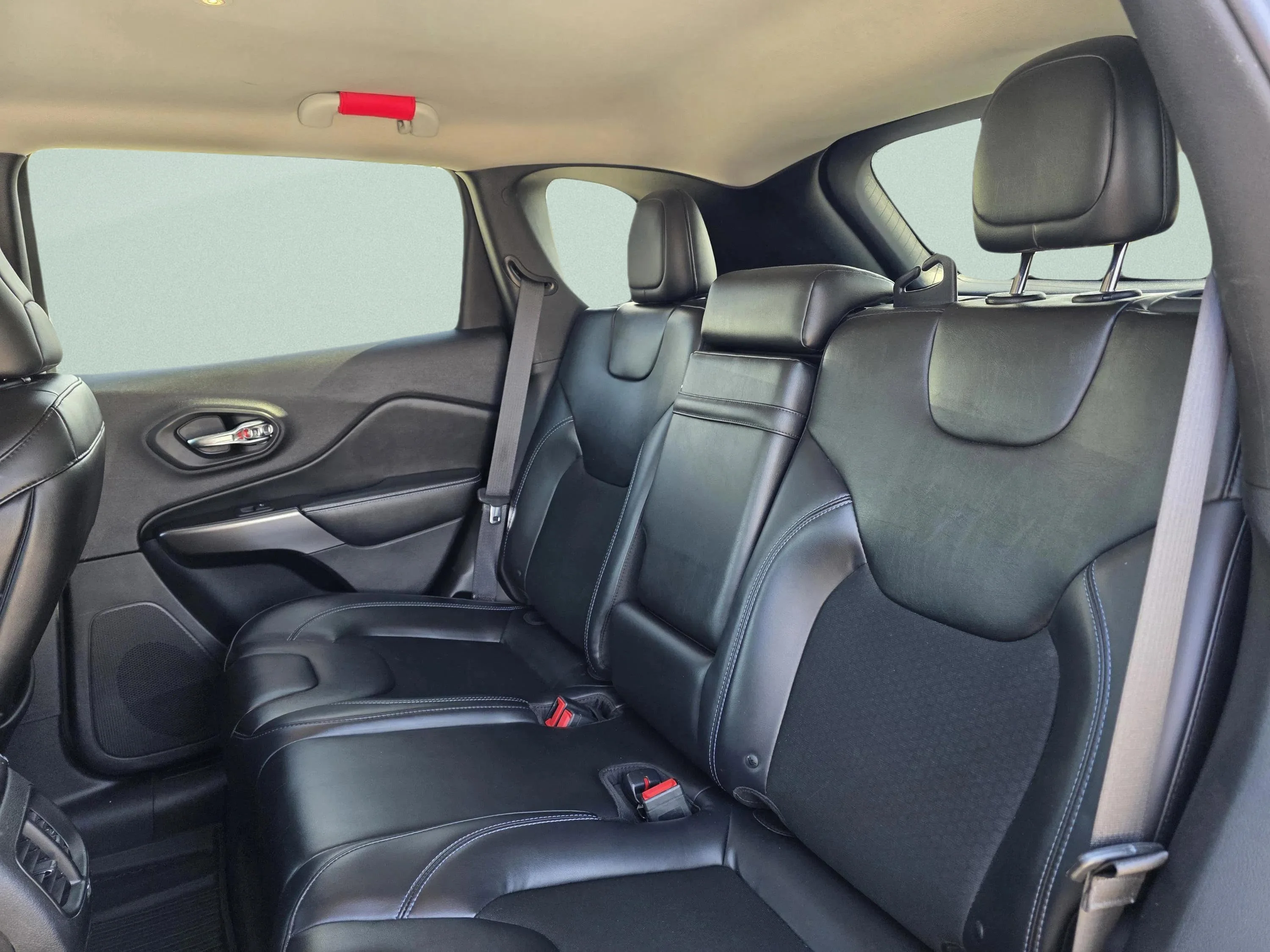 Used 2019 Diamond Black Crystal Pearlcoat Jeep Latitude Plus image 27