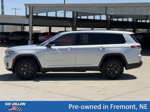 Used 2023 Silver Jeep Limited 4x4 image 8