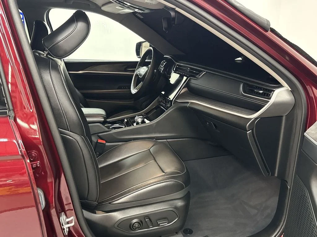 Used 2023 Velvet Jeep Limited image 16