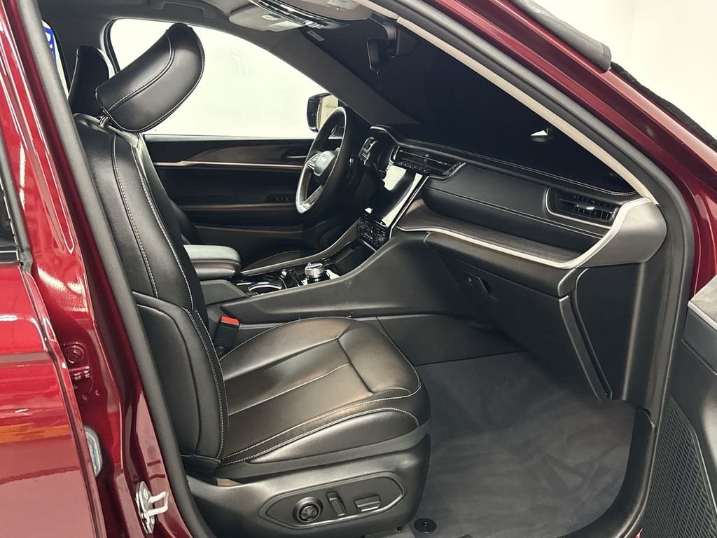 Used 2023 Velvet Jeep Limited image 16