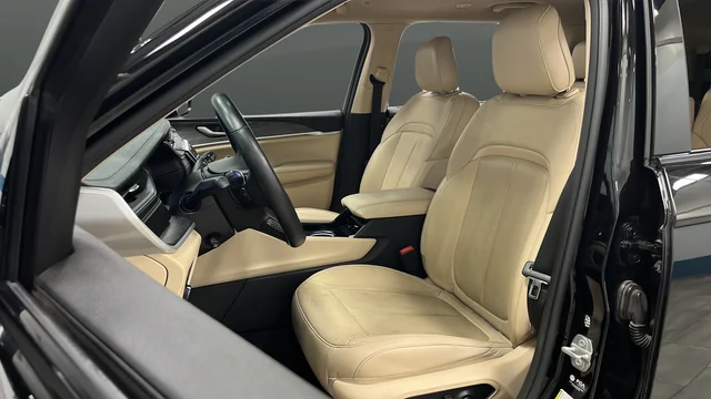Used 2022 Diamond Black Jeep Limited image 9