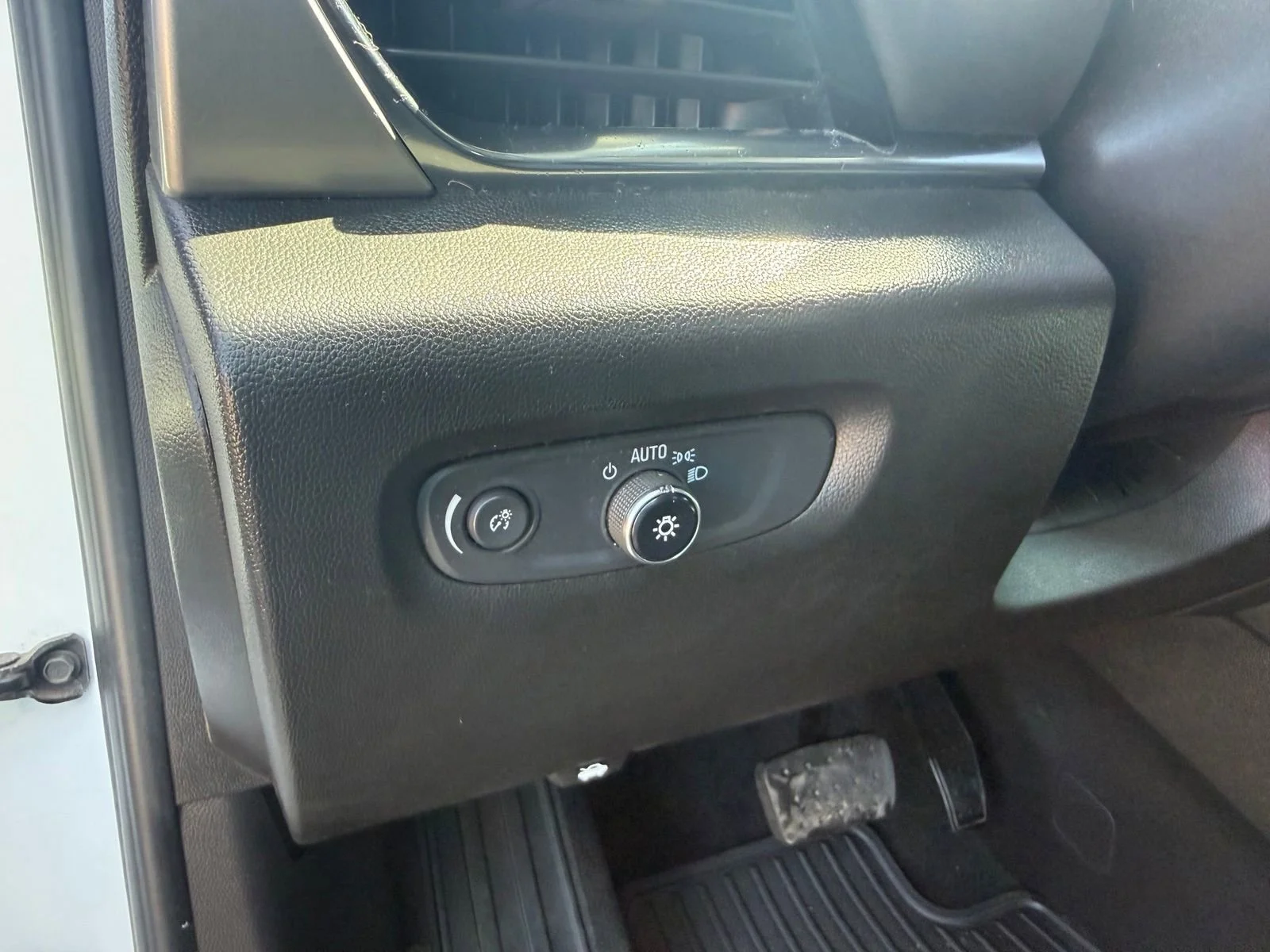 2020 Chevrolet Traverse LS - Photo 9
