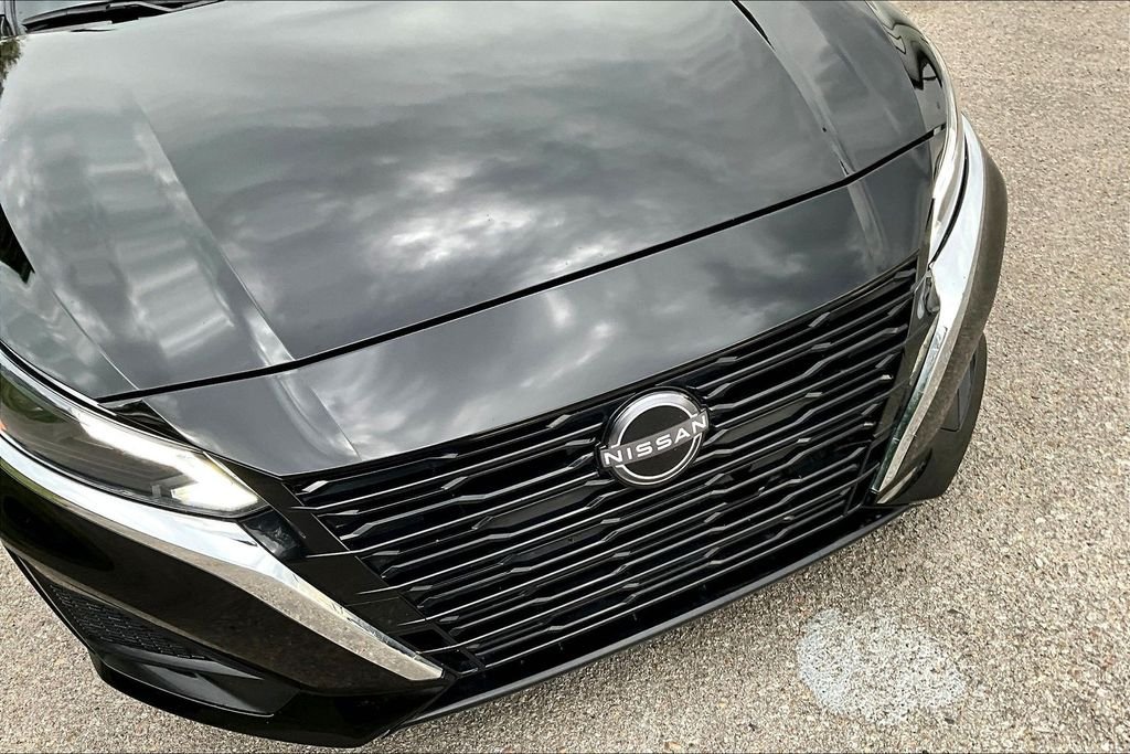 Used 2024 Super Black Clearcoat Nissan 2.5 SV image 27