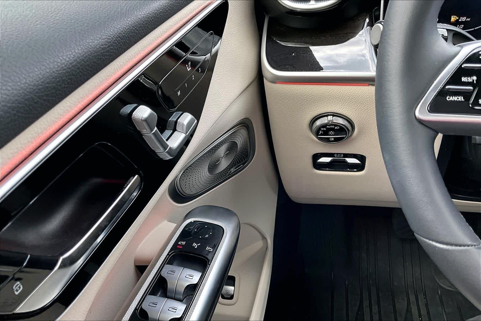 Used 2025 Obsidian Black Metallic Mercedes-Benz GLC 300 image 80