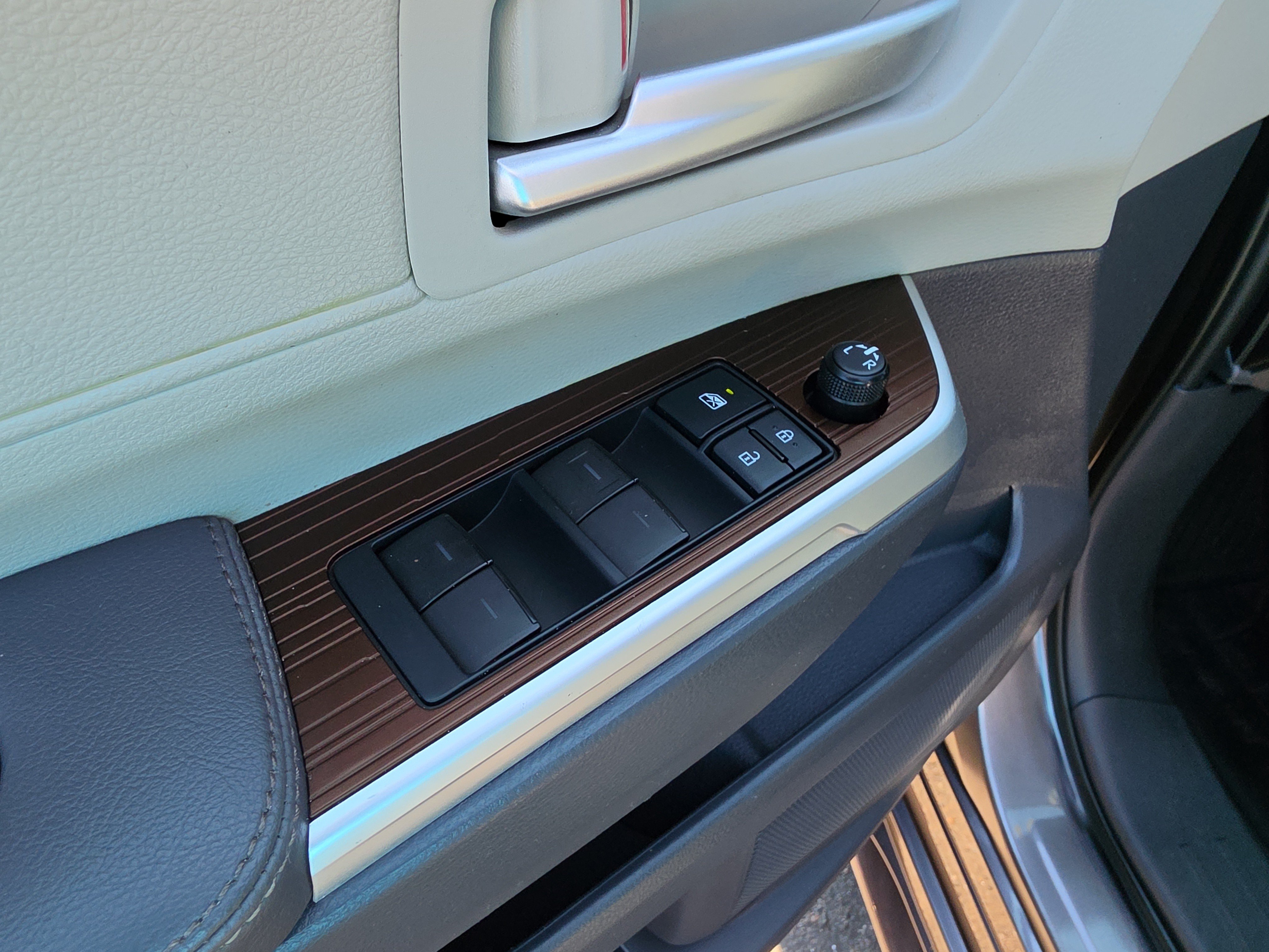 Used 2022 Sunset Bronze Mica Toyota XLE image 20