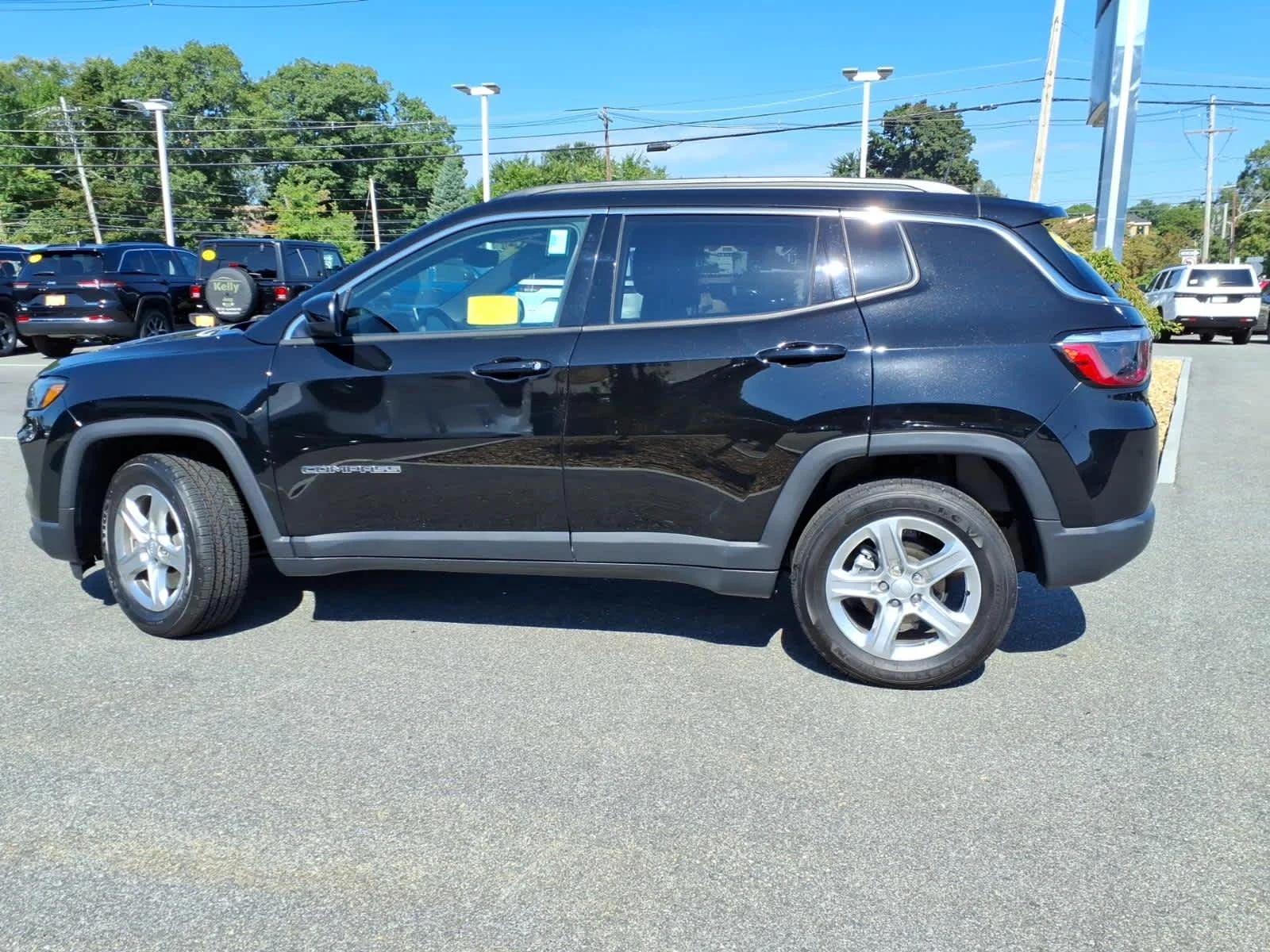 Certified Used 2023 Diamond Black Crystal Pearlcoat Jeep Latitude image 12