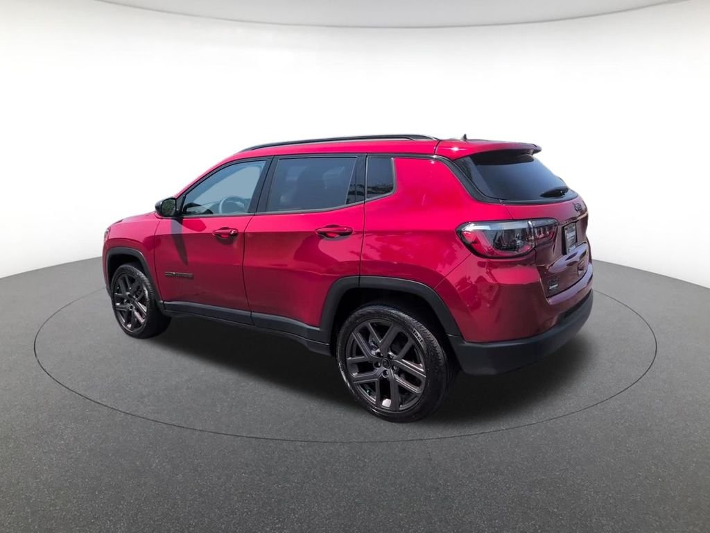New 2026 Red Hot Pearl-Coat Exterior Paint Jeep Latitude image 9