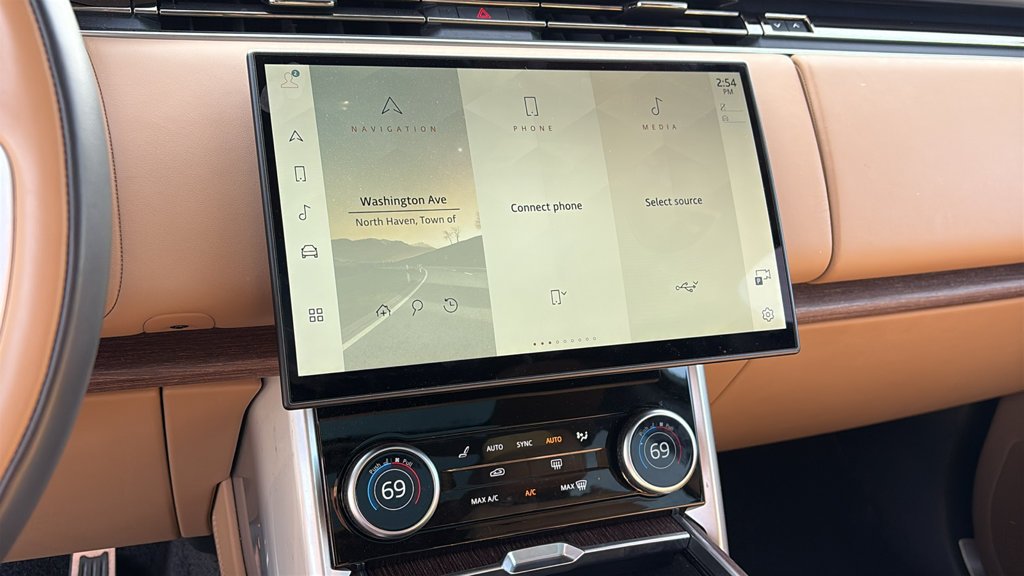 Used 2023 White Land Rover SE image 18