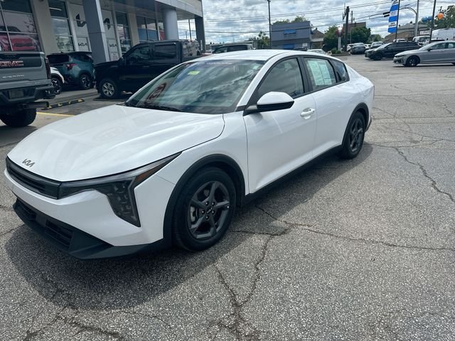 Used 2025 White Kia LXS image 11
