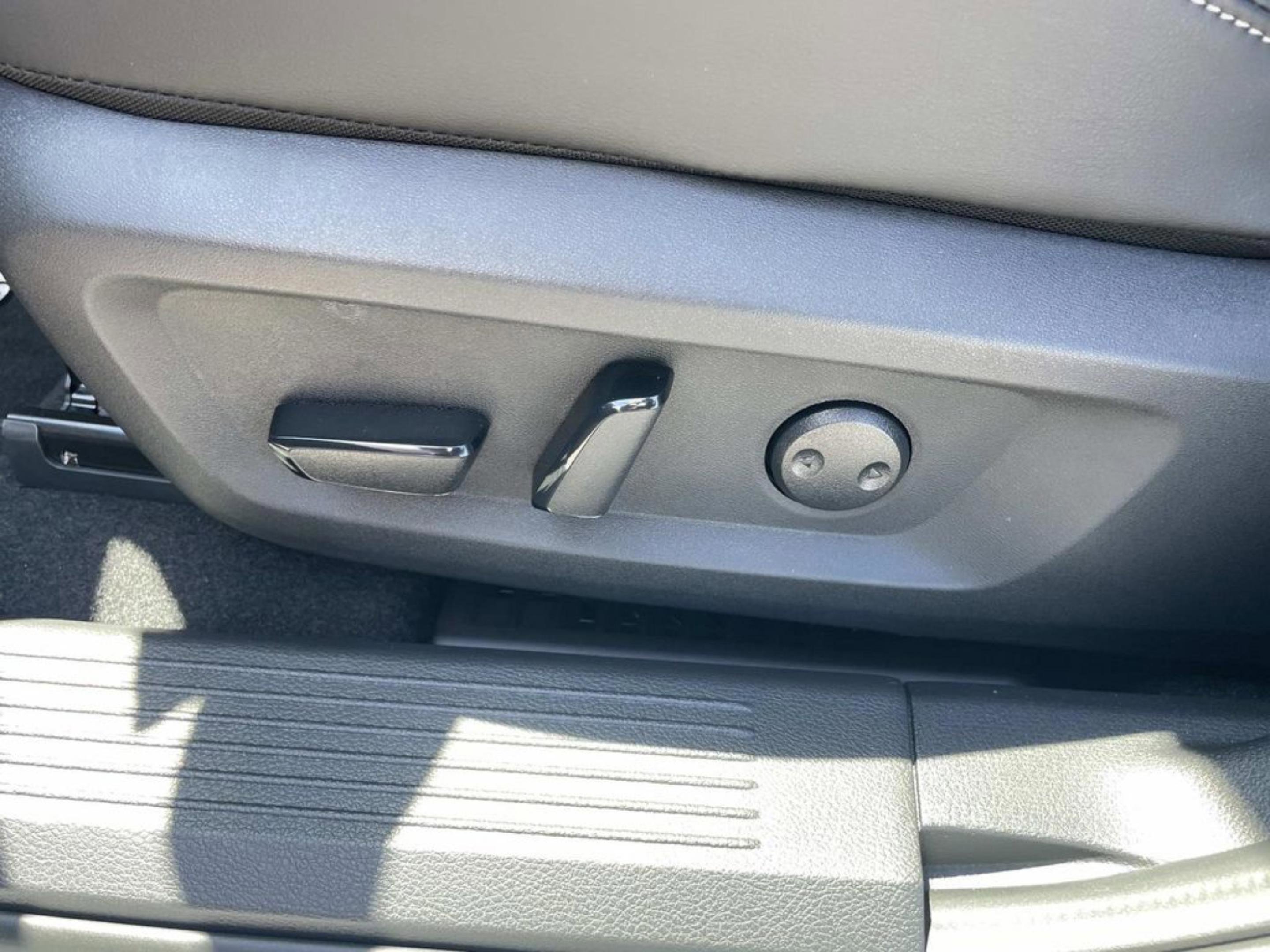 New 2026 Boulder Gray Pearl / Super Black Two-tone Nissan Platinum image 22