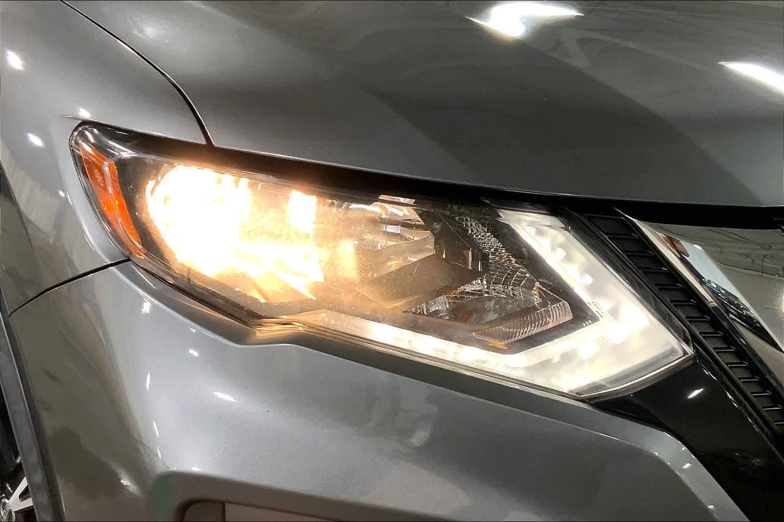 Used 2017 Gun Metallic Nissan SL image 28
