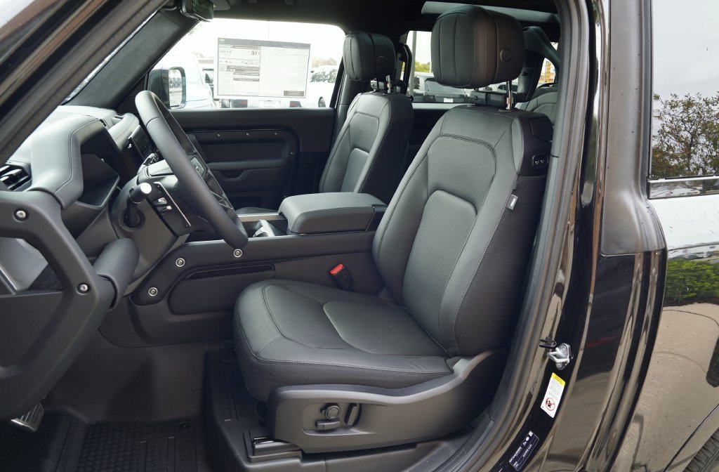 New 2026 Santorini Black Land Rover V8 image 12