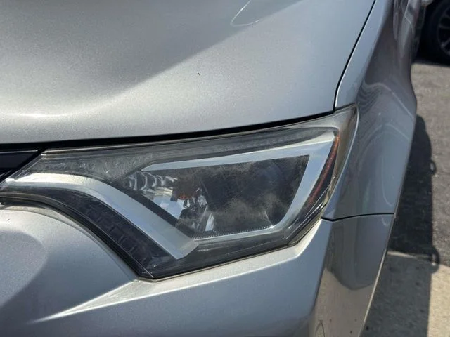 Used 2018 Silver Toyota XLE image 6