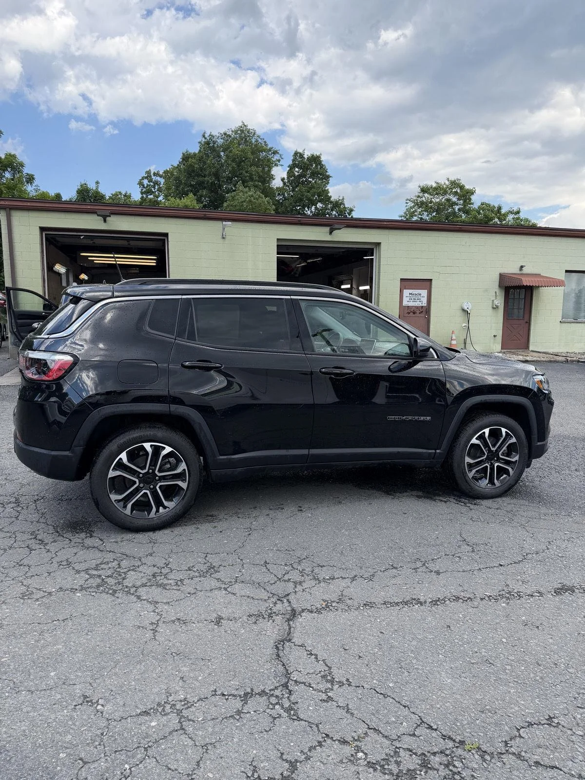 Used 2022 DIAMOND BLACK CRYSTAL PEARLCOAT JEEP LIMITED image 5
