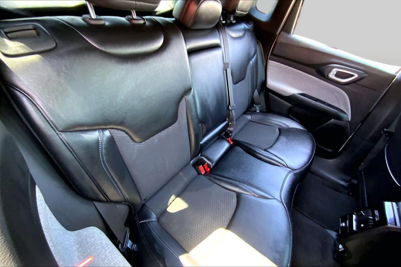 Used 2023 Bright White Clearcoat Jeep Latitude image 19