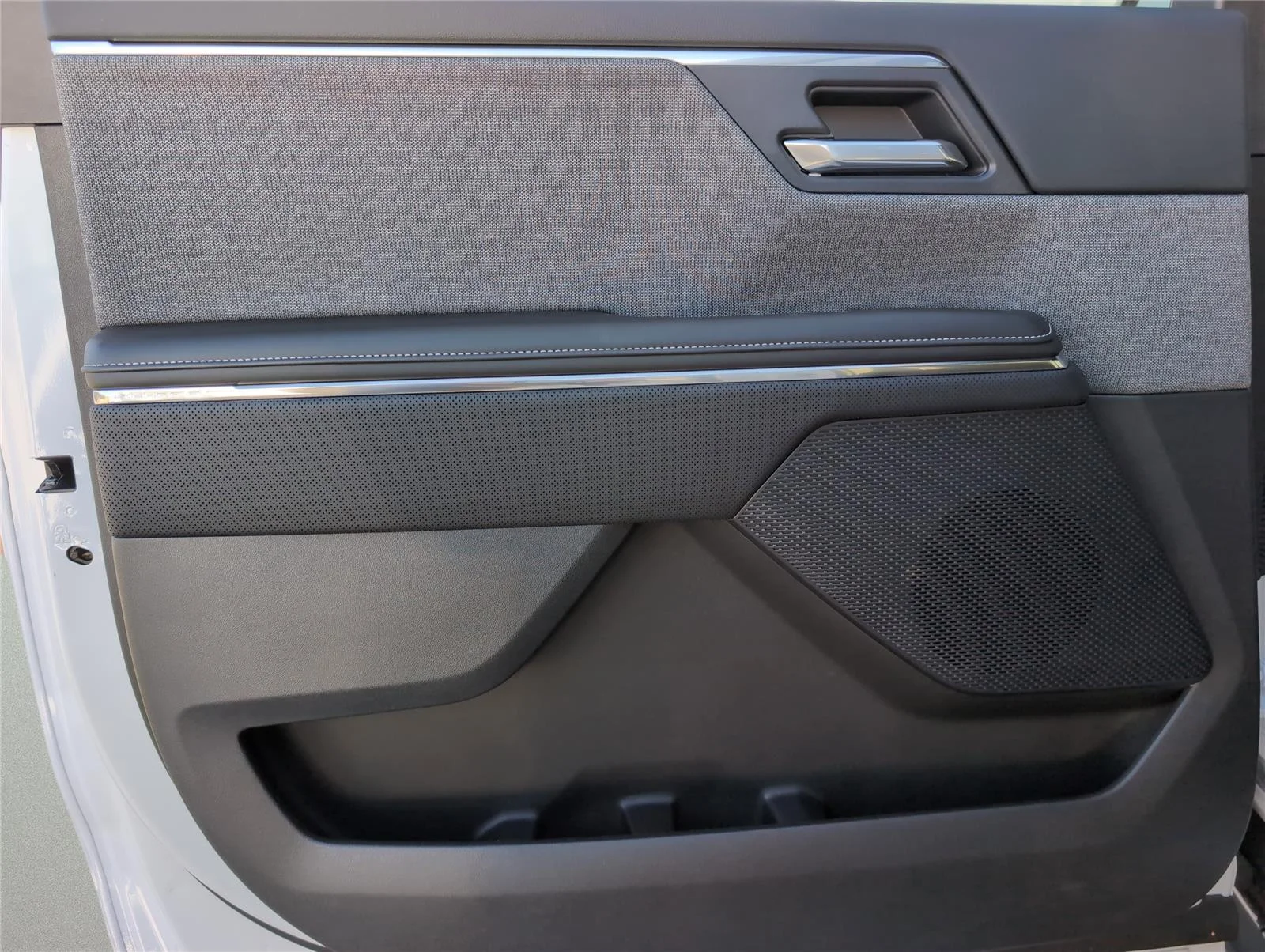 New 2026 Summit White GMC Elevation Standard Range image 13