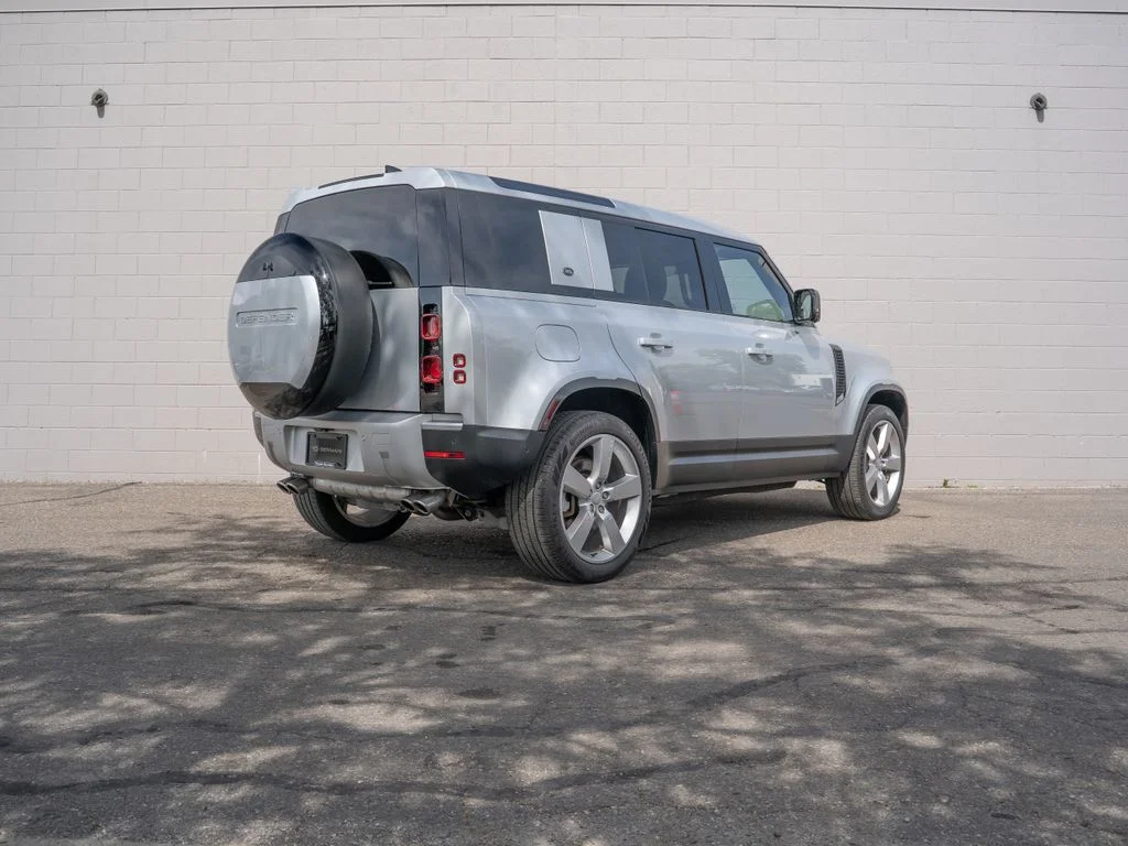 Used 2024 Hakuba Silver Metallic Land Rover SE image 7