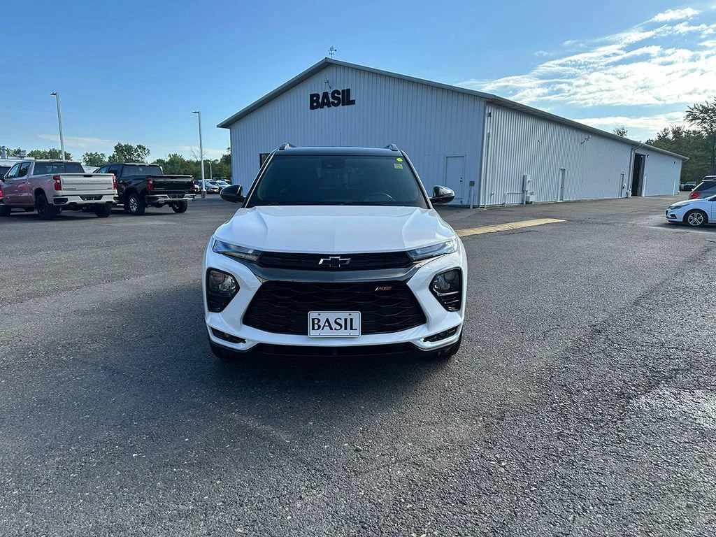 Used 2023 SUMMIT WHITE Chevrolet RS image 9