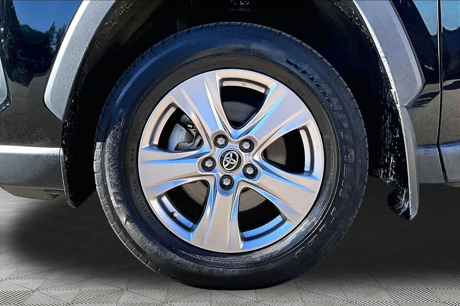 Used 2022 Midnight Black Metallic Toyota XLE image 11