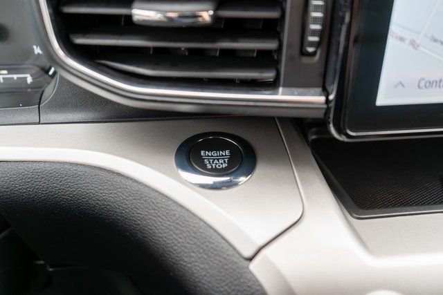 Used 2022 White Metallic Ford XLT image 25
