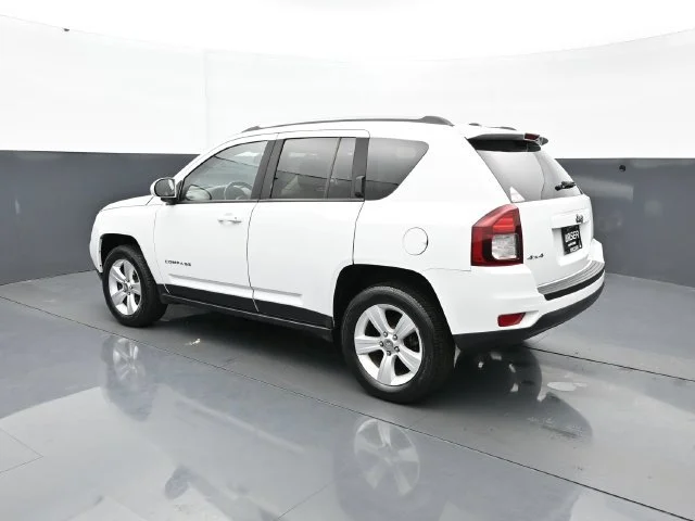 Used 2016 Bright White Clearcoat Jeep Latitude image 4