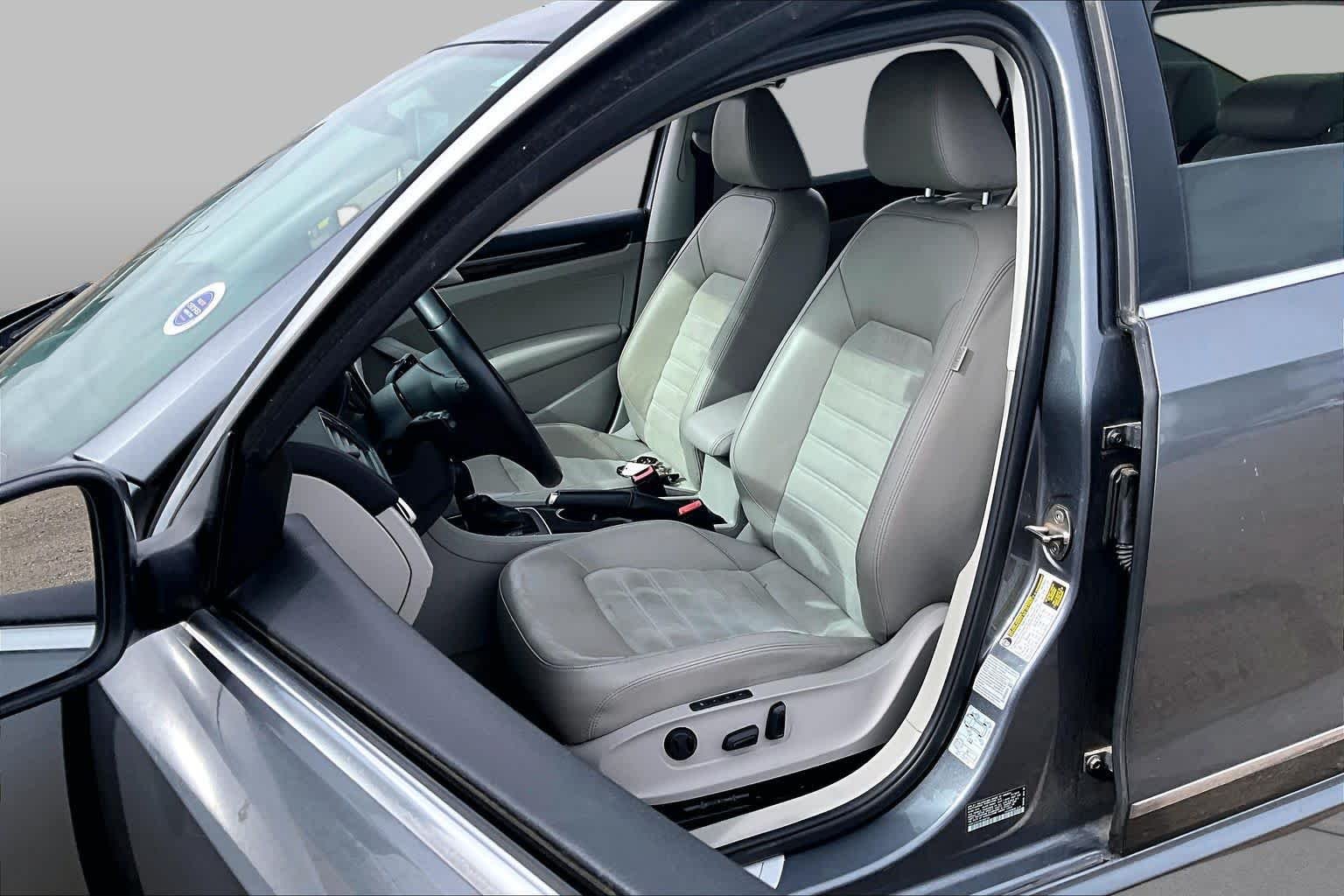 Used 2015 Platinum Gray Metallic Volkswagen 2.0L TDI SEL Premium image 6