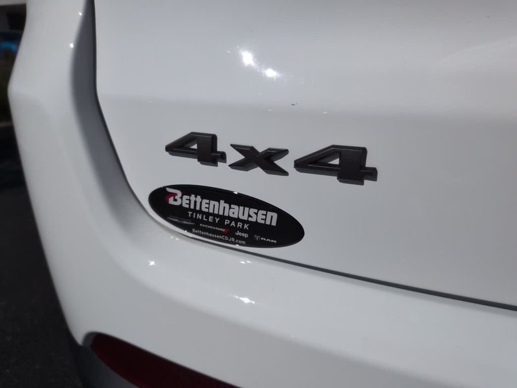 New 2026 Bright White Clearcoat Jeep Latitude image 9