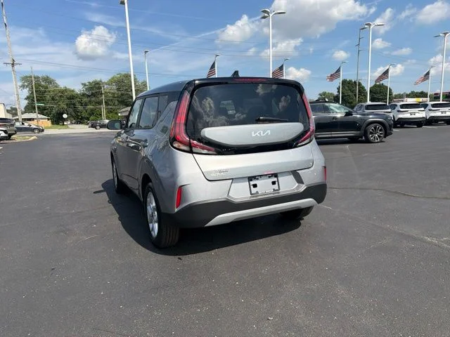 Used 2025  Kia LX image 14