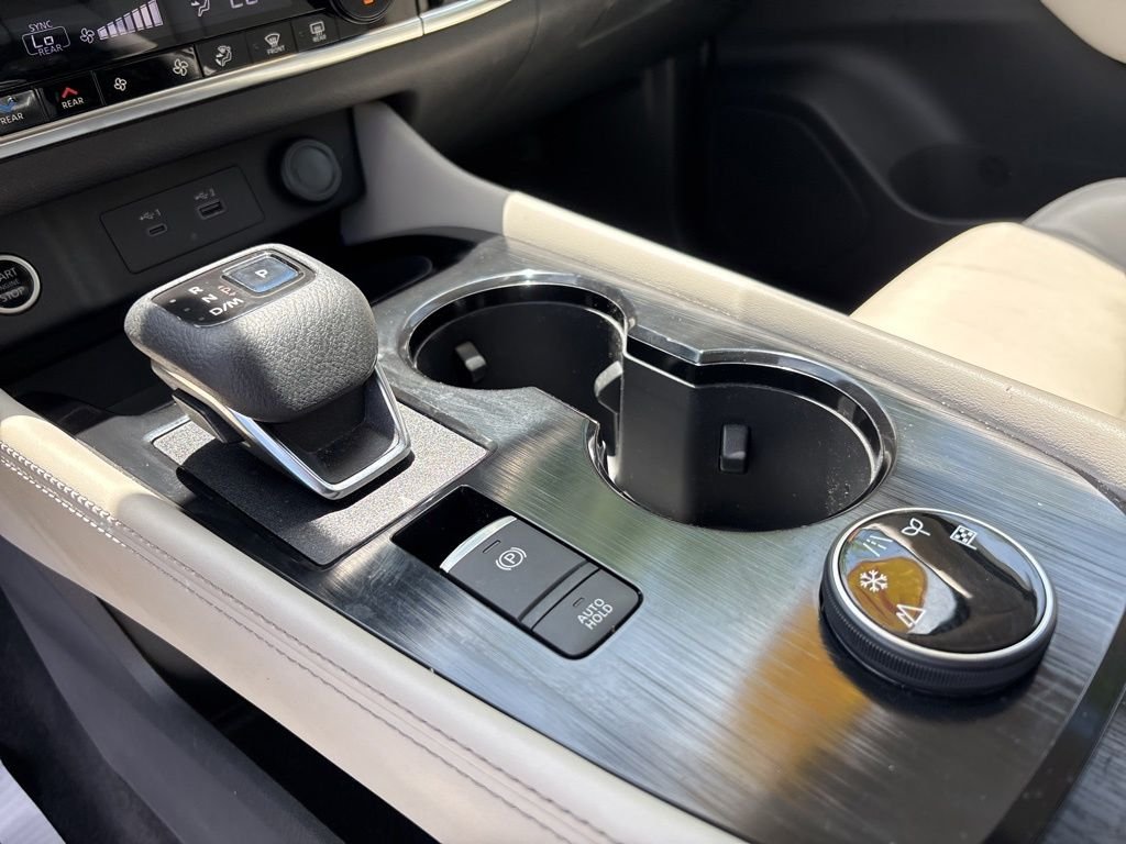 Used 2021 White Nissan SL image 18