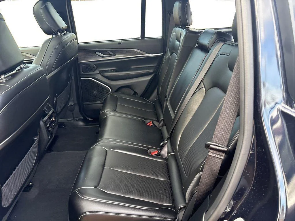 Used 2024 Midnight Sky Jeep Limited image 9