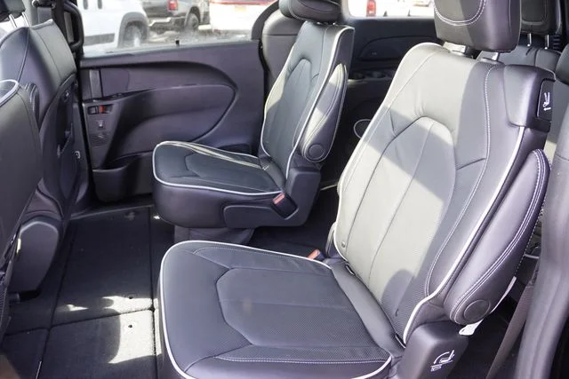New 2026 Diamond Black Crystal Pearl-Coat Exterior Paint Chrysler Limited image 12