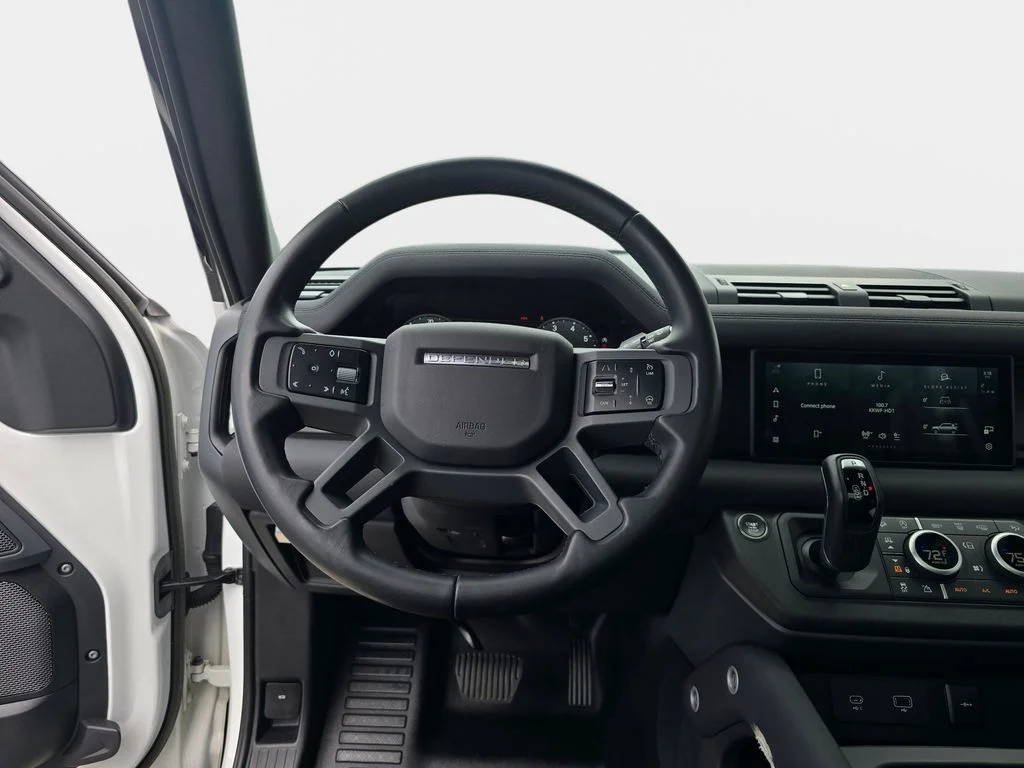 Used 2023 Fuji White Land Rover X-Dynamic SE image 16