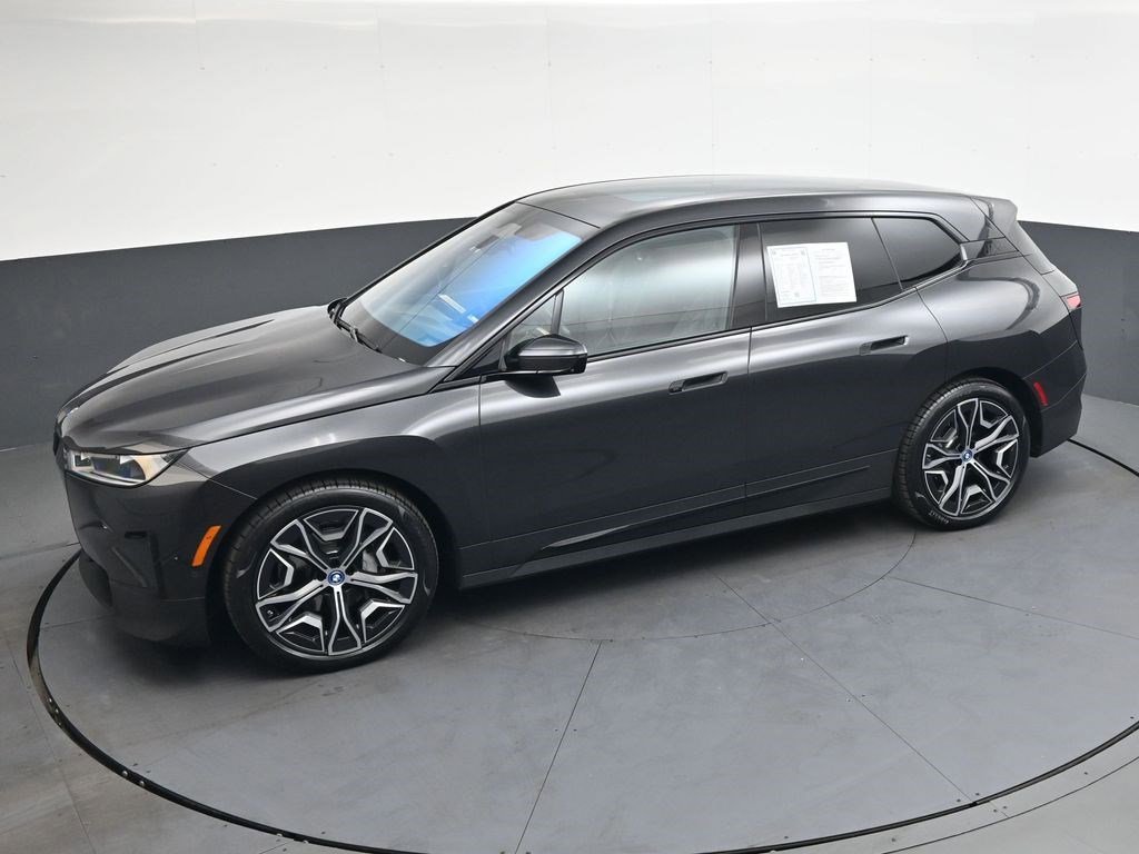 Used 2022 Gray BMW xDrive50 image 22