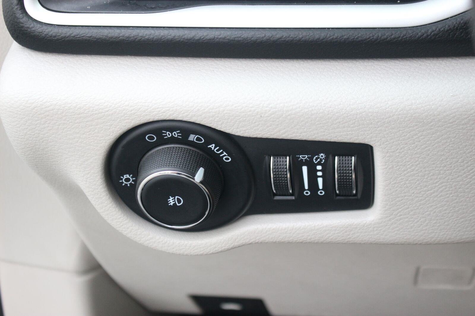 Used 2024 Silver Chrysler Touring L image 28