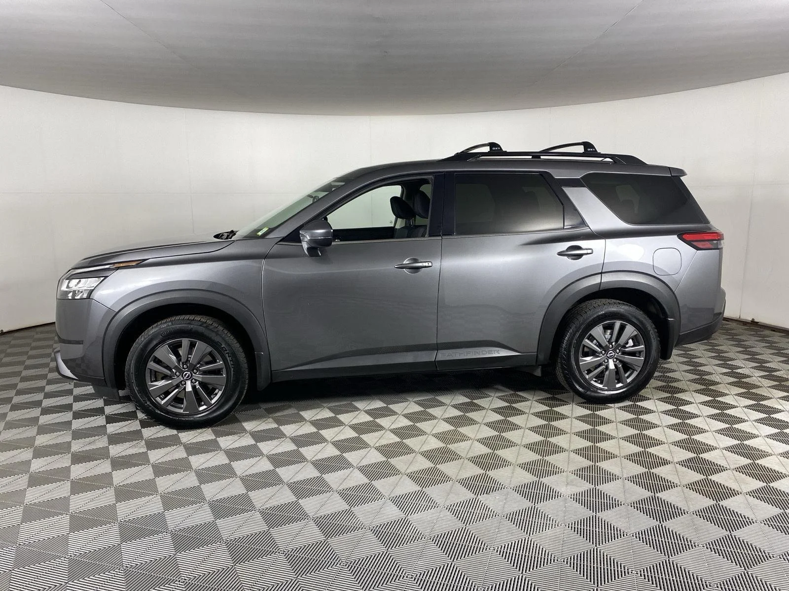 Used 2022 Gun Metallic Nissan SV image 5