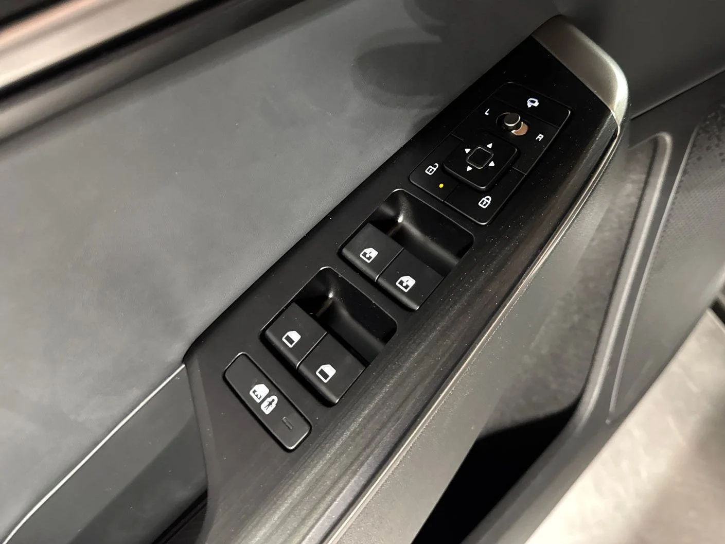 New 2026 Gray Metallic Kia Wind image 22
