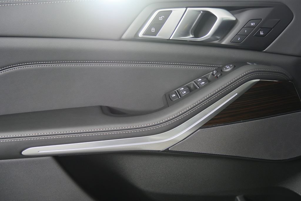 Used 2026 Mineral White Metallic BMW xDrive40i image 9