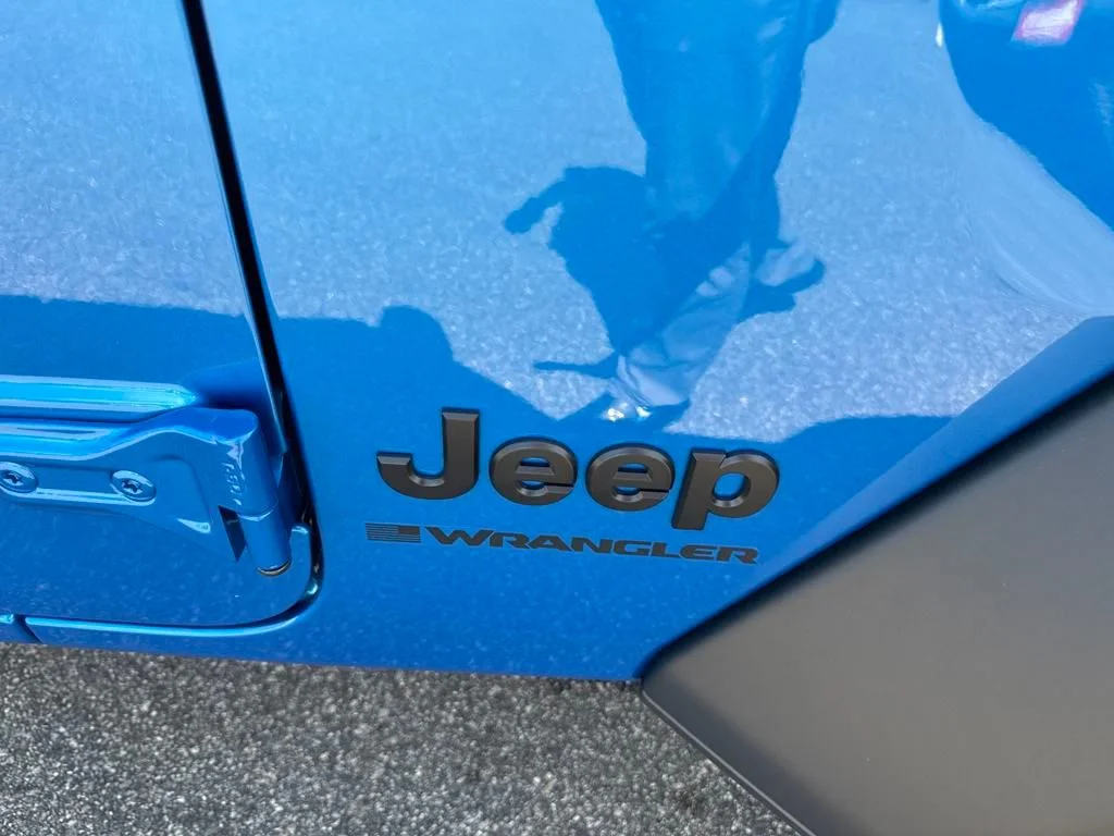 New 2025 Hydro Blue Pearl-Coat Exterior Paint Jeep Sport S image 32