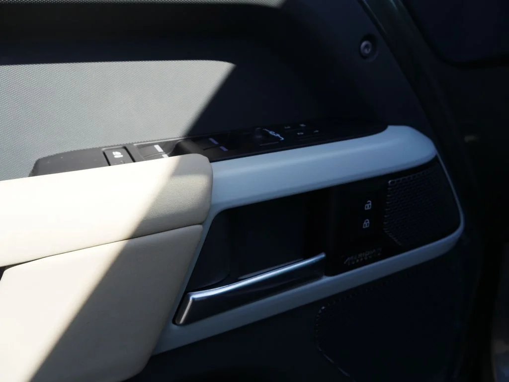 Used 2023  Land Rover X-Dynamic SE image 16