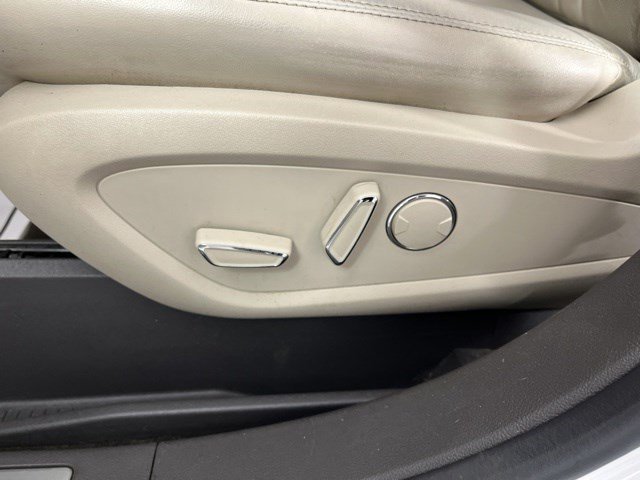 Used 2019 White Platinum Clearcoat Metallic Lincoln Select image 30