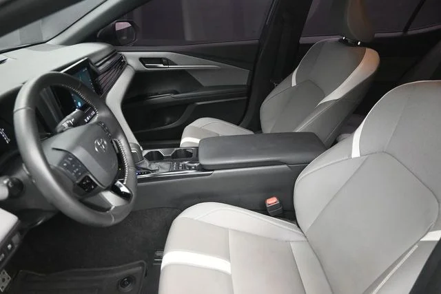 Used 2025 Ocean Toyota SE image 17