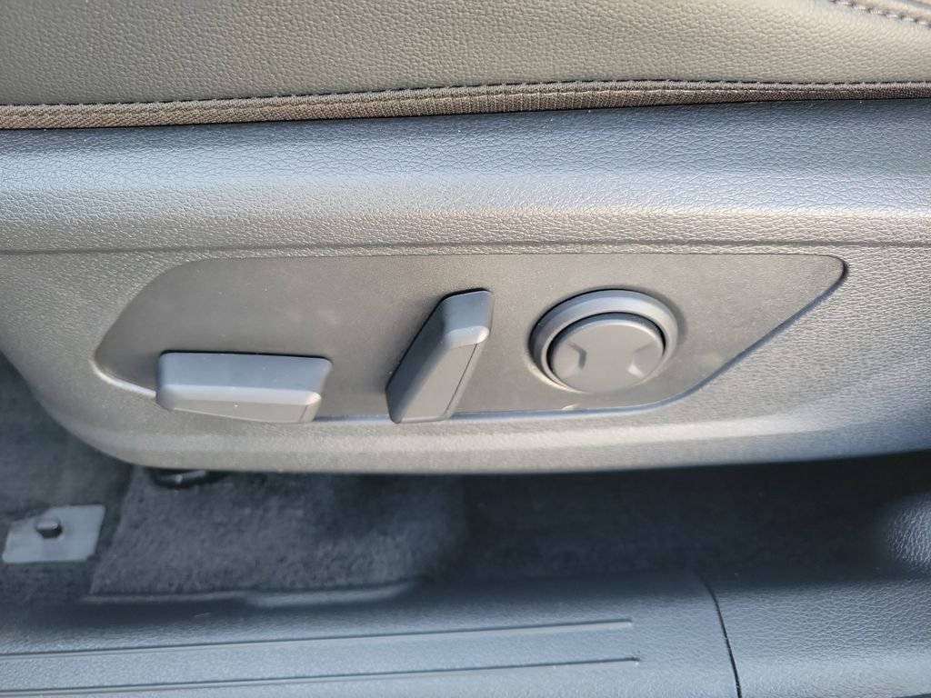 New 2026 Glacial White Pearl Kia EX image 25